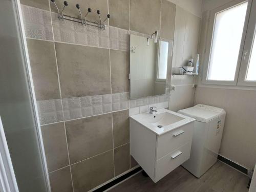 Kúpeľňa v ubytovaní Appartement T2 Cabine à 50m de la Plage, Tout Confort, Proche Commerces et Animations ! - FR-1-324A-1