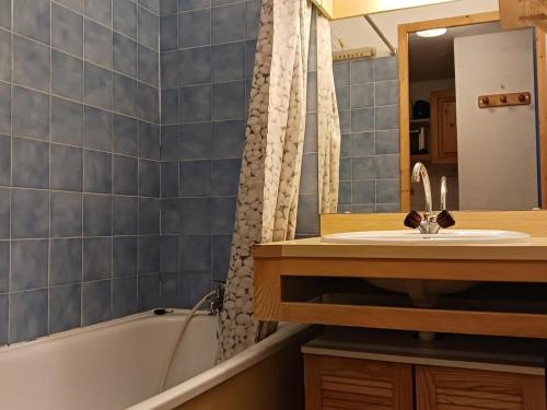 une salle de bain avec un lavabo, une baignoire et un miroir dans l'établissement Studio cabine à Vallandry, 22m², 4 pers, proche pistes et commerces - FR-1-411-940, à Landry