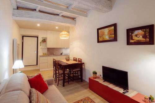 a living room with a couch and a table and a kitchen at Winding Village Bilo in Trevi