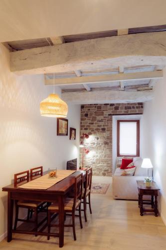 a dining room with a wooden table and chairs at Winding Village Bilo in Trevi