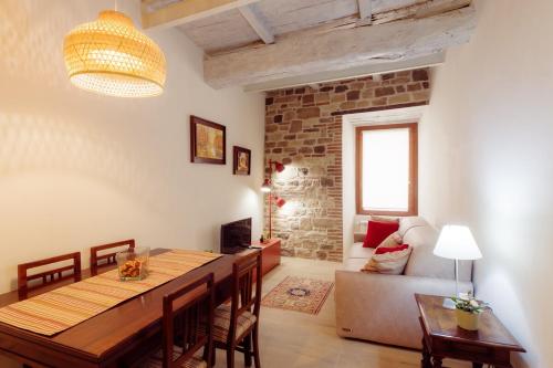 a living room with a dining table and a couch at Winding Village Bilo in Trevi