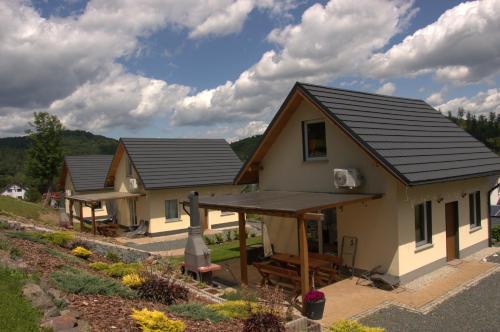 a row of cottages at a resort at Leśna Ostoja in Lubawka