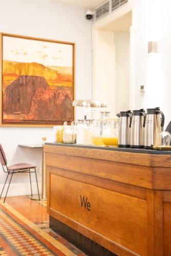 een aanrecht met potten en pannen erop bij We Boutique Hotel Barcelona in Barcelona