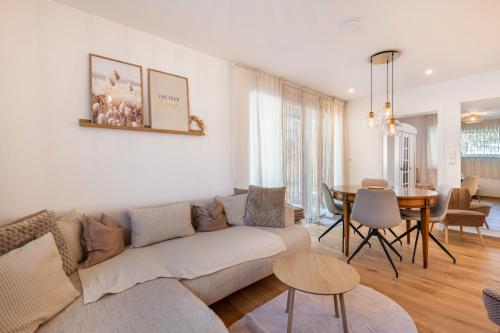 una sala de estar con un sofá y una mesa en bei Thérèse - Erdgeschoss, en Miltach