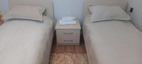 Giường trong phòng chung tại Qusar Apartment