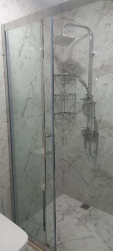 Phòng tắm tại Qusar Apartment