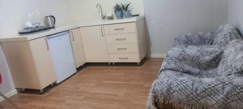 Ett kök eller pentry på Qusar Apartment