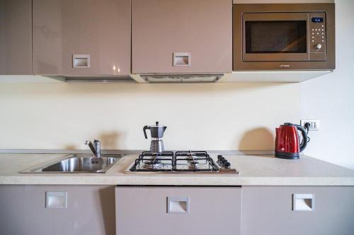 Una cocina o cocineta en P&P Suite Tiraboschi