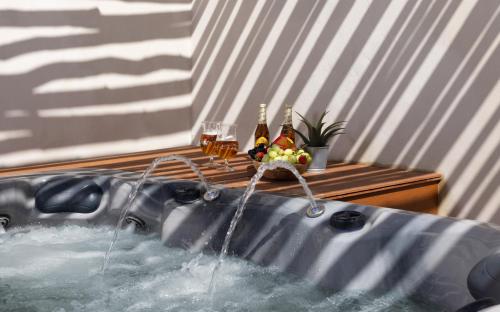 Una bañera con botellas de cerveza y bebidas. en Ella Sun mini villa, en Eilat