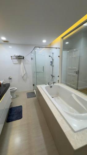 a bathroom with a large tub and a toilet at Căn Hộ 2 PN Ocean-vista in Ấp Phú Tịnh (2)