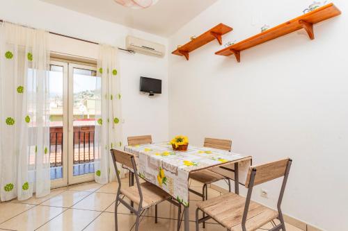 TV a/nebo společenská místnost v ubytování Da Lorenzo Apartment Alcantara