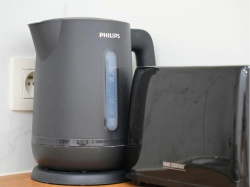 a coffee maker sitting next to a microwave at Duplex familiale 3 chambres, 3 salles de bains & jardin à Bruxelles by CYGO Gestion in Brussels
