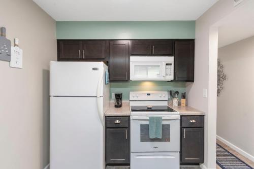Dapur atau dapur kecil di Greenside Retreat - Pointe Royale