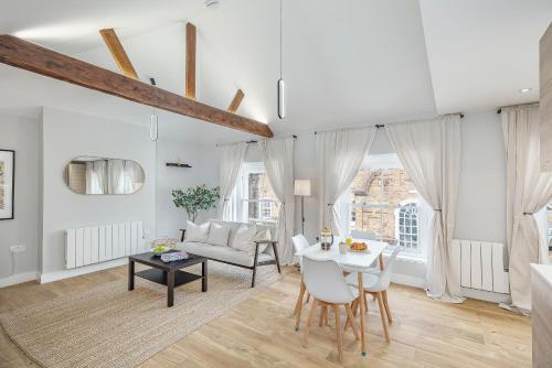 Posezení v ubytování Bright Apartments Near Farnham Castle by StayStayStay