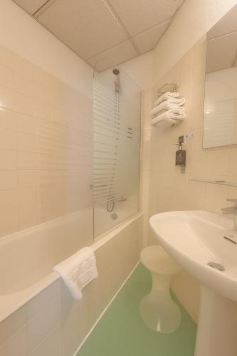 Logis Hôtel de Genève et Restaurant , Faverges-Seythenexにあるバスルーム