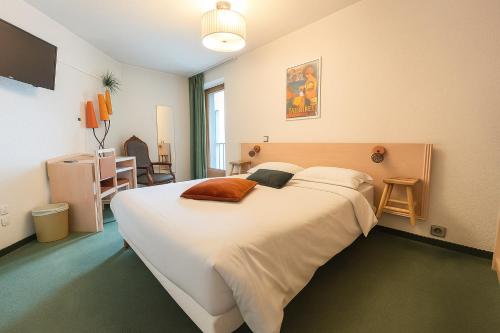 Logis Hôtel de Genève et Restaurant , Faverges-Seythenexにあるベッド