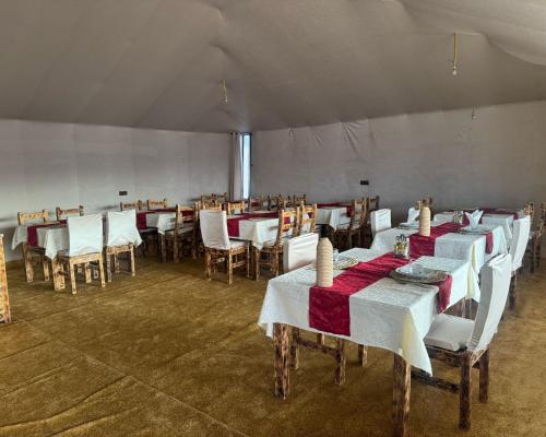 Restaurace v ubytování Luxurious Trips Camp
