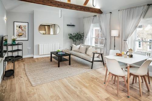 Posezení v ubytování Bright Apartments Near Farnham Castle by StayStayStay