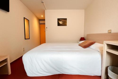 Logis Hôtel de Genève et Restaurant , Faverges-Seythenexにあるベッド