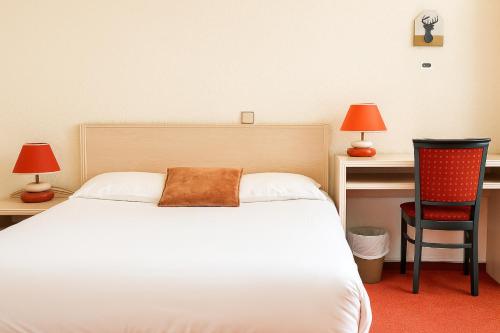 Logis Hôtel de Genève et Restaurant , Faverges-Seythenexにあるベッド