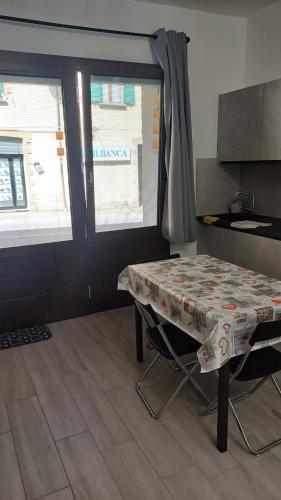 Una mesa en una cocina con ventana en My Mini Maison, en Castel dʼAiano