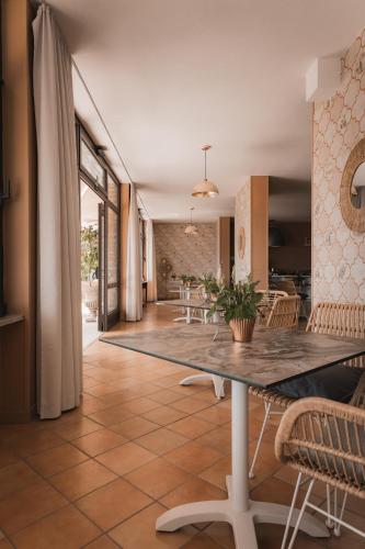 a kitchen and dining room with a table and chairs at Hotel MioMio in Tignale