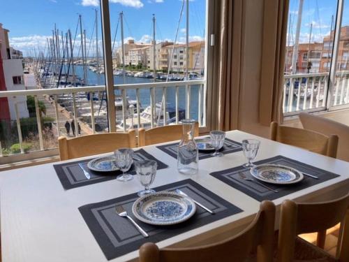- une table à manger avec vue sur le port de plaisance dans l'établissement T2 cabine, parking privé, lave-linge, à 100m plage, pour famille - FR-1-702-15, au Cap d'Agde