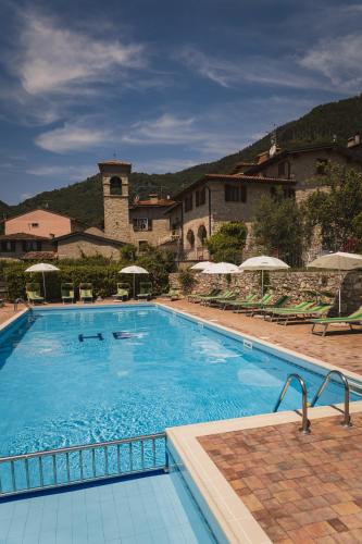 a large swimming pool in front of a building at Hotel MioMio in Tignale