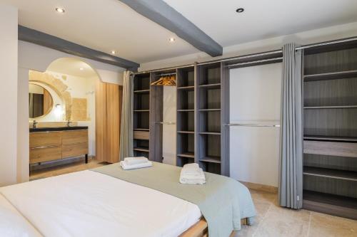 Una cama o camas en una habitación de Apt La Fontaine