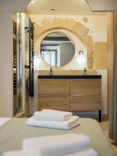 Una cama o camas en una habitación de Apt La Fontaine