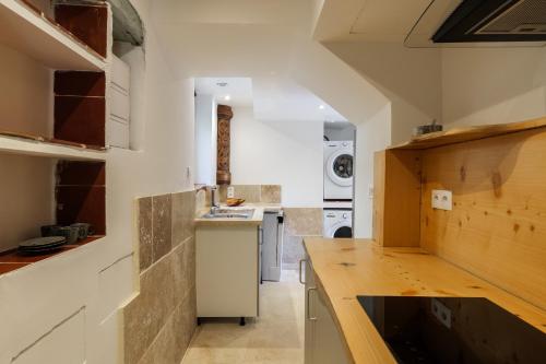 Una cocina o cocineta en Apt La Fontaine