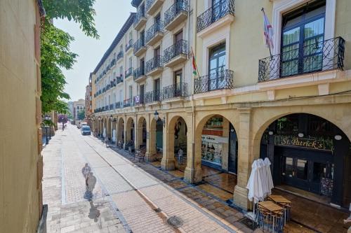 Apartamentos Esquina plaza del Mercado by Clabao