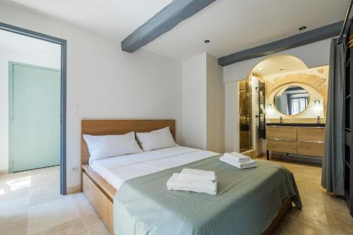 Una cama o camas en una habitación de Apt La Fontaine