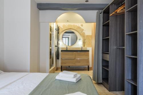 Una cama o camas en una habitación de Apt La Fontaine