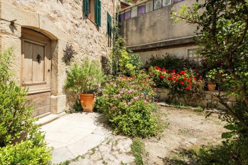 Un jardín fuera de Apt La Fontaine