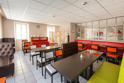 Logis Hôtel de Genève et Restaurant , Faverges-Seythenexにあるシーティングエリア