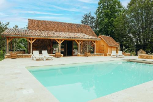 une maison avec une piscine et un pavillon dans l'établissement Maison du Noyer, Parc de la Fage, à Journiac
