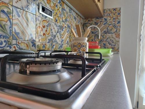 カーポ・リッツートにあるCASA VACANZA SUL MAREのコンロ、キッチンカウンター