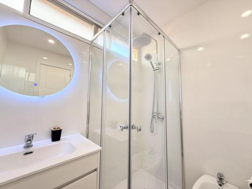 Ένα μπάνιο στο The Coastal Pearl - Beachfront 2 BR Apartment with Balcony