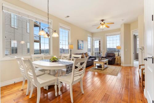 Un comedor y una sala de estar con mesa y sillas. en Sunset Retreat - 3 Min from Silver Dollar, en Branson