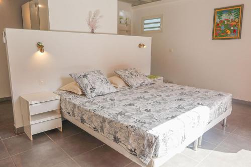 サン・フランソワにあるVilla 5 étoiles Piscine à débordement accès PMRの寝室に枕が2つ置かれたベッド