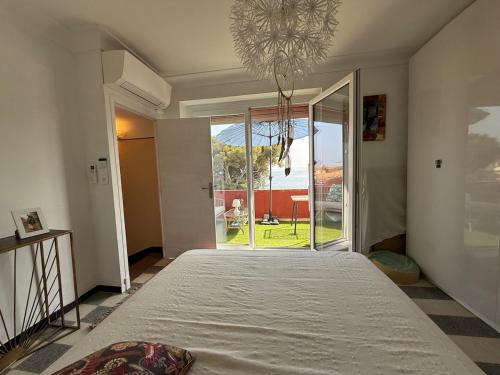 Ένα ή περισσότερα κρεβάτια σε δωμάτιο στο Bright house sea view, Mediterranean charm les issambres