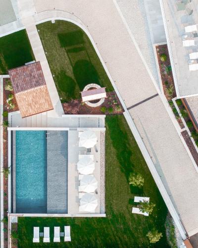 an overhead view of a swimming pool with a yard at Agriturismo Prà dell'Ort - Wishing Wellness in Valdobbiadene