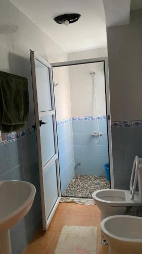 Un baño de appartement dans un complexe résidentiel en face de la plage