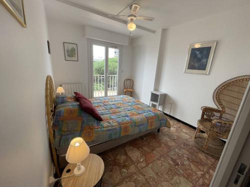 sypialnia z łóżkiem, stołem i oknem w obiekcie T2 cabine rénové, animaux admis, parking sécurisé, proche plage et port - Saint-Cyprien - FR-1-106-69 w mieście Saint-Cyprien