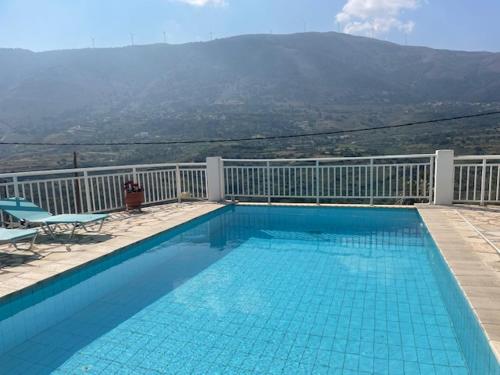 ein Swimmingpool mit Blick auf einen Berg in der Unterkunft Villa Eros in Zóla
