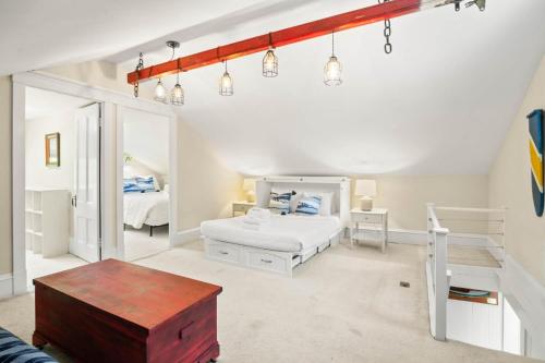 Katil atau katil-katil dalam bilik di Walk to Town Fully Renovated