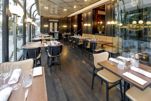 a dining room with tables and chairs in a restaurant at Best Western Plus Hotel Eyde in Herning