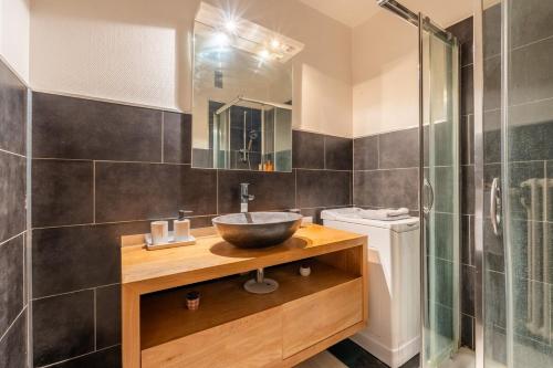 ein Badezimmer mit Waschbecken und Glasdusche in der Unterkunft Proche centre Thônes, Apt Cosy entre Lac&Montagnes in Thônes