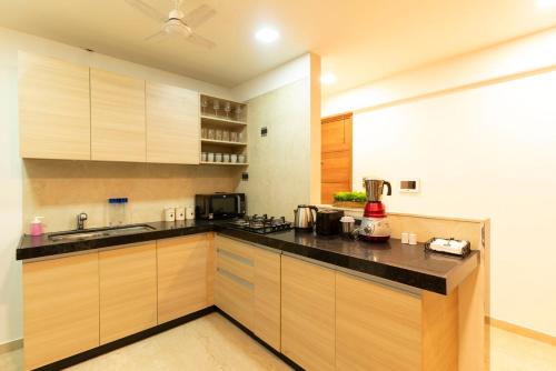 A cozinha ou kitchenette de Cozy, Upscale 1 bhk Apt near BKC